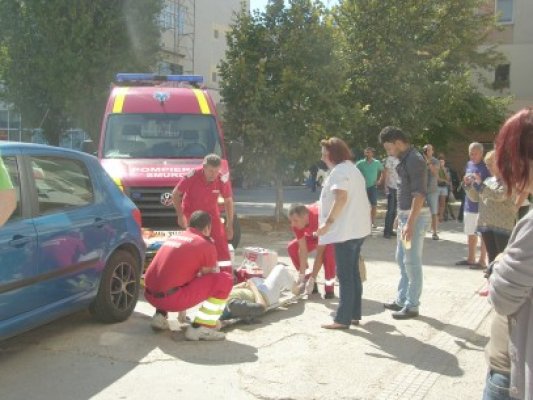 Tânăra care s-a aruncat de la etajul IV a fost transferată la Bucureşti